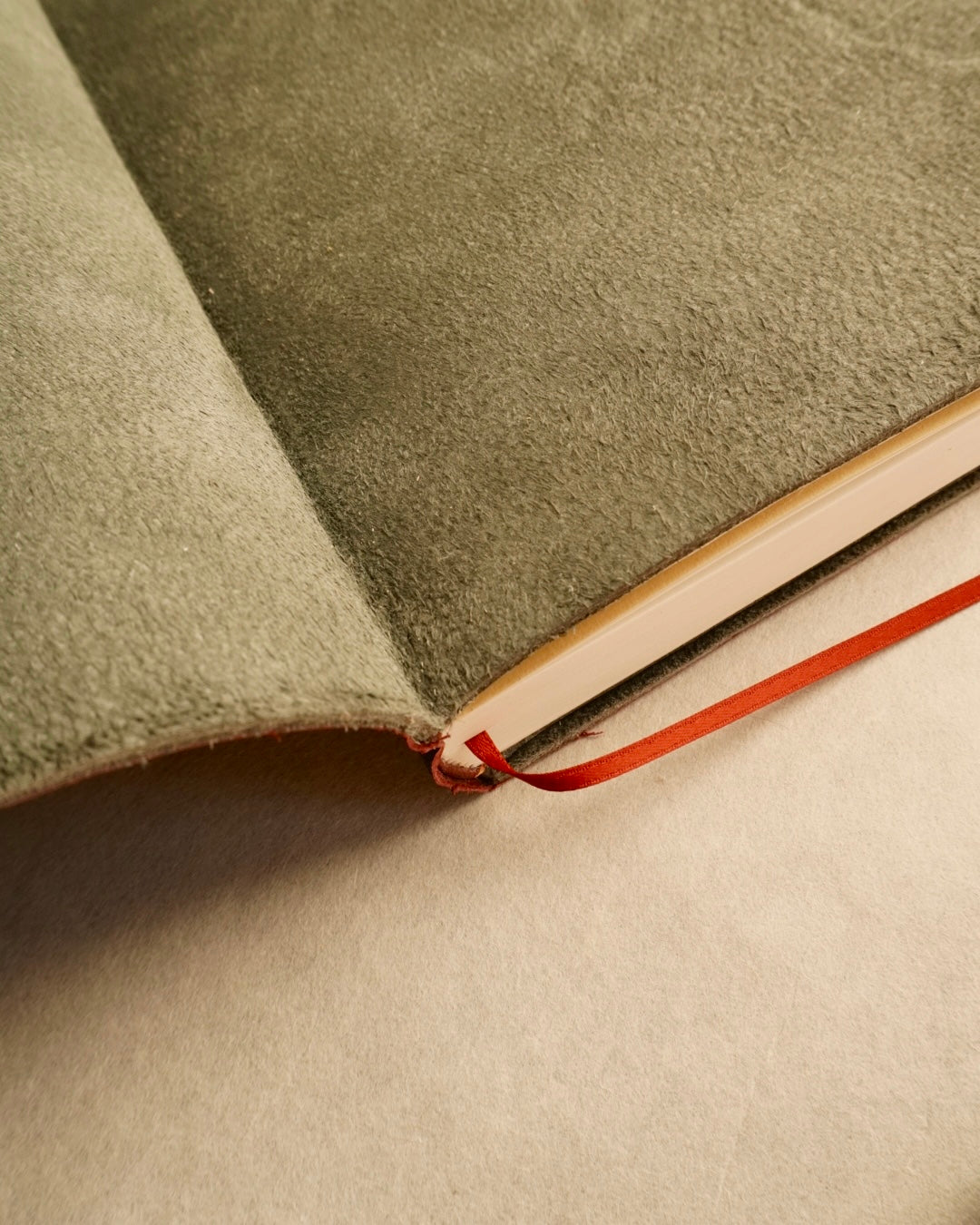RELIURE Á CRU | limp leather binding with blind tooling | A5